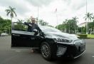 Lihat Kang Emil Bergaya di Samping Mobil Listrik Hyundai - JPNN.com