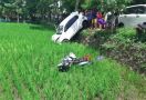 Kecelakaan Maut, Mobil dan Sepeda Motor Terjun ke Sawah, Satu Nyawa Melayang - JPNN.com