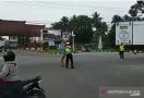 Polisi Lalu Lintas Diserang saat Berjaga di Lampu Merah, Videonya Viral - JPNN.com