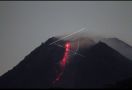 Blarrr, Gunung Merapi 9 Kali Keluarkan Guguran Lava Pijar - JPNN.com