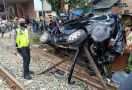 Kecelakaan di Perlintasan Kereta Api, Mobil Totoya Avanza Remuk, Nih Penampakannya - JPNN.com