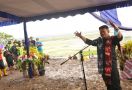Diguyur Hujan, Semangat Mentan Tinjau Food Estate Sumba Tengah tak Surut - JPNN.com