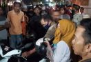 Istri Makan Bakso dengan Pria Lain, Suami Datang dari Belakang, Brak.., Berdarah - JPNN.com