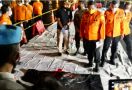 Kabasarnas Membawa Sebuah Kantong Jenazah dari Lokasi Diduga Jatuhnya Sriwijaya Air - JPNN.com