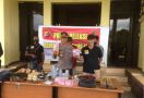 AKBP Simon Menunjukkan Gepokan Uang dari Tangan LP, Sebagian Sudah Habis - JPNN.com