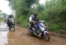 Lihat, Menteri Muhadjir Membonceng Sepeda Motor ke Lokasi Longsor - JPNN.com