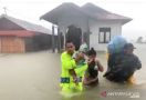 Seorang Polantas Mengevakuasi Bayi Melewati Derasnya Arus Banjir di Tanah Laut - JPNN.com