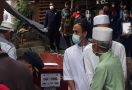 Air Mata Aldha Refa Berderai Menerima Jenazah Pramugara Sriwijaya Air Okky Bisma - JPNN.com