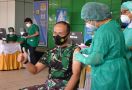 Lihat Nih, Ekspresi Mayjen TNI Ignatius Saat Disuntik Vaksin Covid-19 - JPNN.com