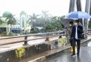 Jokowi Diguyur Hujan saat Tinjau Lokasi Banjir di Banjar - JPNN.com