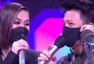 Agnez Mo dan Ariel Noah Saling Tulis Nama Panggilan di Jari Masing-masing, Ada Tanda Love, Cie.. - JPNN.com