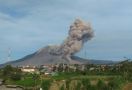 BPBD Catat Ketinggian Semburan Material Vulkanis Gunung Sinabung Capai 1.000 Meter - JPNN.com