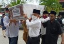 Wako Pontianak Angkat Peti dan Salatkan Jenazah Satu Keluarga Korban Sriwijaya Air SJ 182 - JPNN.com