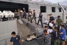 TNI AL Bagikan APD Untuk Korban Gempa Mamuju, Nih Penampakannya - JPNN.com