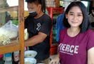 Nur Fitriani, Penjual Mi Ayam Bakso Berparas Cantik, Mau Kenalan? - JPNN.com