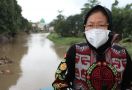 Respons Cepat Bencana, Mensos Risma Serahkan Santuan Kematian Korban Banjir Pasuruan - JPNN.com