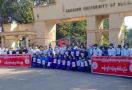 Ratusan Guru Bergabung dengan Demonstran demi Lawan Militer, Pakai Pita Khusus Semua Warna Merah - JPNN.com