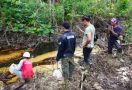 KLHK Hentikan Penambangan Ilegal Minyak Bumi di Kawasan Hutan Sungai Air Mato Jambi - JPNN.com