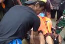 Banjir 2,5 Meter, Begini Detik-detik Evakuasi Nenek Mukinih yang Sedang Sakit Gula - JPNN.com
