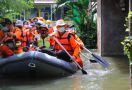 Ganjar Keliling dengan Perahu Karet di Area Banjir, Terdengar Suara Bayi Menangis - JPNN.com