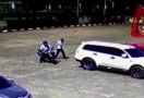 Kaca Mobil Pecah, Uang Rp340 Juta Raib, Aksi Pelaku Terekam CCTV - JPNN.com