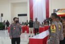 Jenderal Listyo Sigit Memberi Penghargaan kepada 1 Bhabinkamtibmas dan 1 Personel Polres - JPNN.com