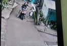 2 Pria Mendekati Anak Perempuan yang Sedang Bermain, Kalung Terjatuh, Viral - JPNN.com