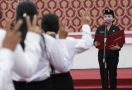 Selamat, Bupati Karolin Serahkan SK PPPK Kepada Penyuluh Pertanian dan Tenaga Guru - JPNN.com