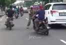 Lihat, Satpol PP Cakung Nyaris Ditabrak Pengendara Motor, Dramatis - JPNN.com