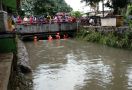 Berenang Saat Banjir, Dimas Hanyut Terbawa Arus Kali, Semoga Cepat Ketemu - JPNN.com