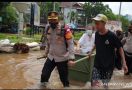 Lihat Nih, Aksi Kompol Khoiri Evakuasi Seorang Nenek Terjebak Banjir Pakai Gerobak - JPNN.com