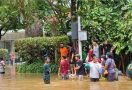 Hujan Jakarta, Air Setinggi 150 Sentimeter Genangi Jalan Kemang Raya - JPNN.com
