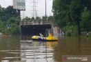 Terendam Banjir, Jalan DI Panjaitan Jakarta Timur Tak Bisa Dilewati Kendaraan - JPNN.com