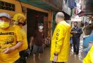DPD Golkar DKI Jakarta Membantu Warga Terdampak Banjir - JPNN.com