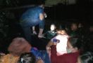 Prajurit Marinir TNI AL Bantu Evakuasi Korban Banjir di Jakarta - JPNN.com