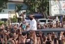 Jokowi Lambaikan Tangan dan Membagikan Suvenir di Tengah Kerumunan - JPNN.com