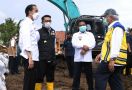 Jokowi Bagikan Bantuan saat Tinjau Tanggul Sungai Citarum yang Jebol - JPNN.com