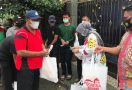 Dirut PT IRJ Rizayati Salurkan 10 Ribu Paket Sembako Kepada Warga Terdampak Banjir - JPNN.com