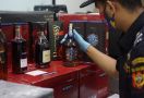 Bea Cukai Amankan Ratusan Botol Miras Ilegal dan Pemilik Tempat Hiburan Malam - JPNN.com