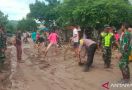 Polisi dan TNI Langsung Turun Bersihkan Lokasi Banjir di Dompu - JPNN.com