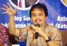 Jokowi Tunjukkan Gestur Tiga Jari di Pasar, Roy Suryo Berharap Bukan Pertanda Buruk - JPNN.com