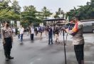 Siap! Bripka Winarso Berdiri Gagah di Depan Kombes Azis Andriansyah - JPNN.com