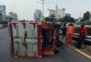 Mobil Boks Terguling di Tol Dalam Kota, Ini Penyebabnya - JPNN.com