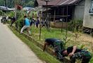 Keren, Satgas Pamtas Yonif 642 Bersihkan Jalan Desa Bersama Warga - JPNN.com