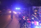 Puluhan Pemuda di Serang Berkumpul, Bersorak Sambil Mengacungkan Celurit - JPNN.com