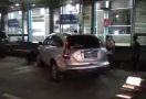 Menghindari Motor yang Lawan Arus, Honda CRV Tabrak Halte Busway - JPNN.com