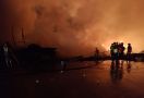 Kebakaran Hebat di Bekasi, Sembilan Mobil Damkar Dikerahkan Padamkan Api - JPNN.com