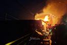 Kebakaran Hebat di Bekasi, Akses Jalur Pantura Ditutup Sementara - JPNN.com