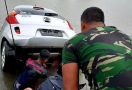 Mobil Tercebur ke Kanal, Suami Istri Keluar dari Jendela, Prajurit Marinir Turun Tangan - JPNN.com