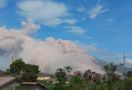 Dahsyat, Gunung Sinabung 2 Kali Erupsi, Luncurkan Awan Panas Guguran 3.000 Meter - JPNN.com